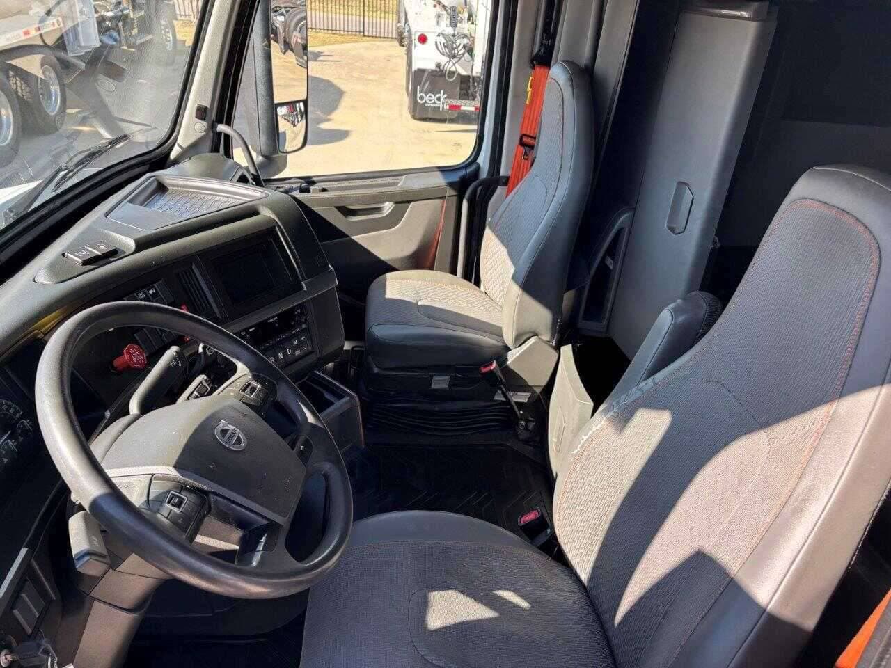 2023 Volvo VNL64T760 image 7