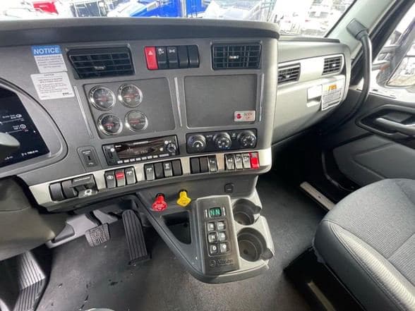 2025 Kenworth T880 image 9