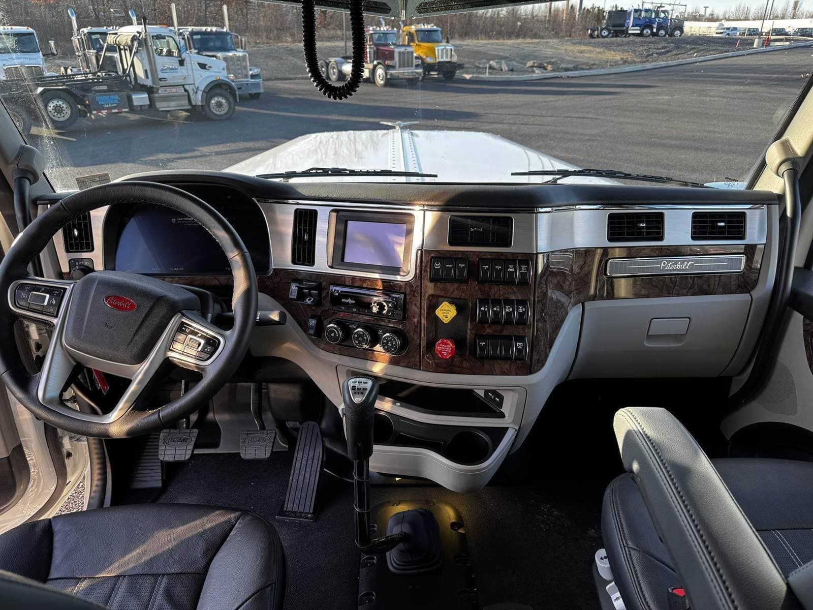 2025 Peterbilt 589 image 8