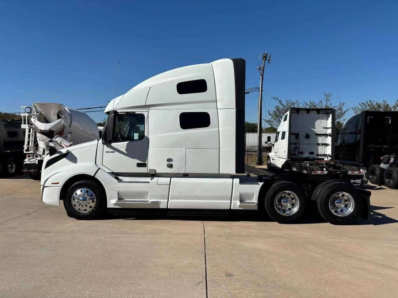 2023 Volvo VNL64T760 image 4