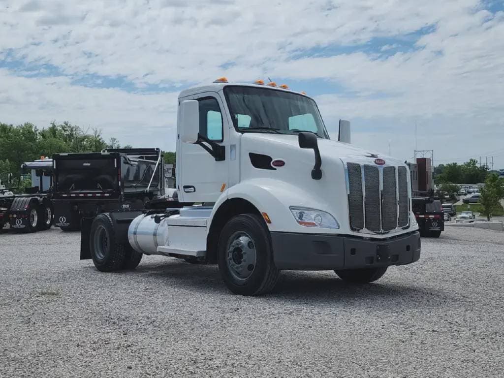 2022 Peterbilt 579 image 2