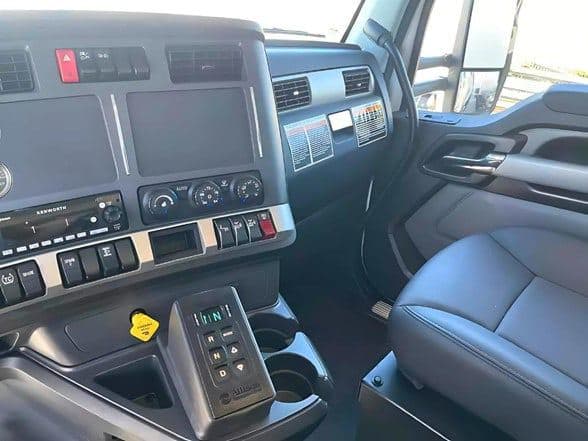 2025 Kenworth T880 image 13