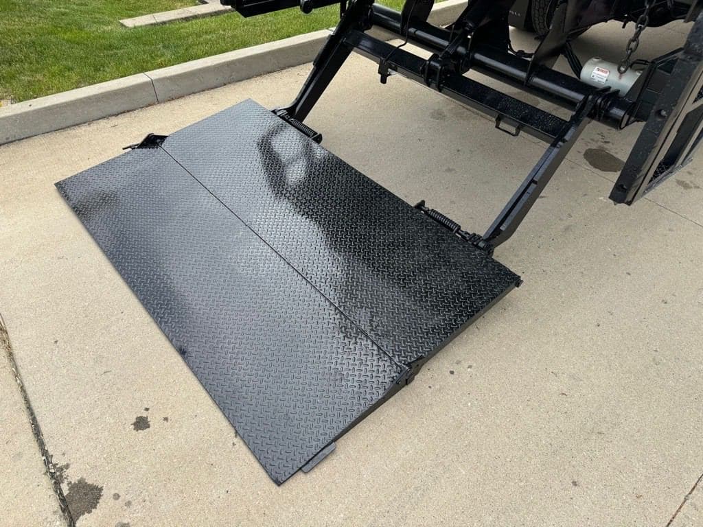 2022 Freightliner M2 image 8