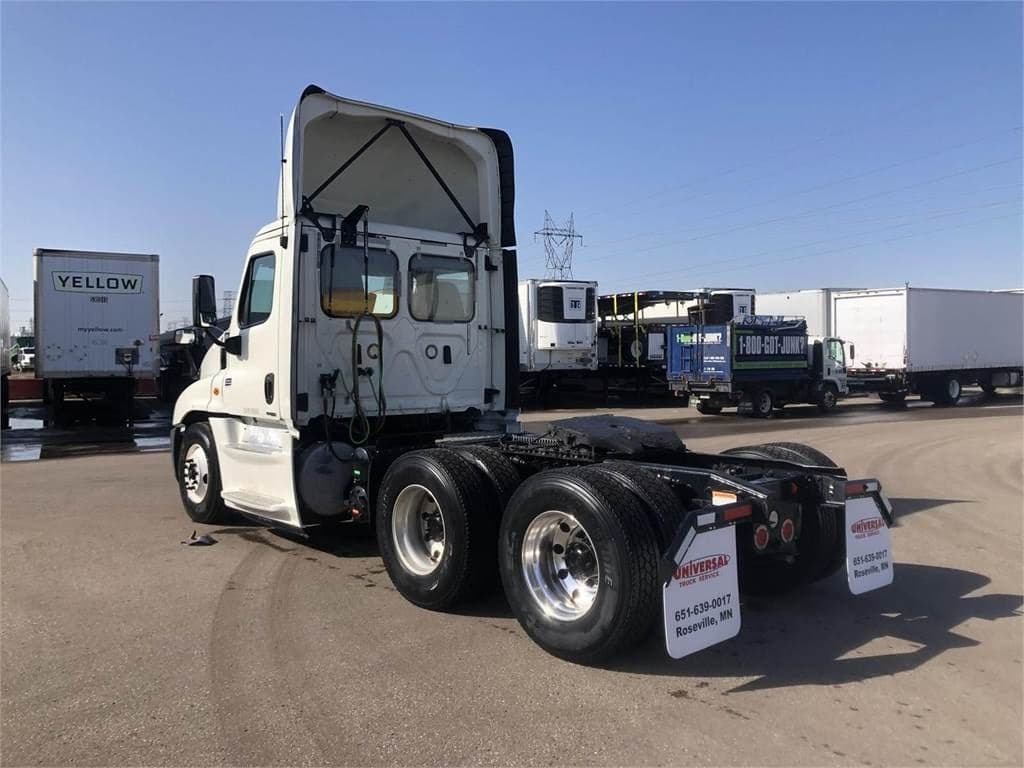 2018 Freightliner Cascadia image 3