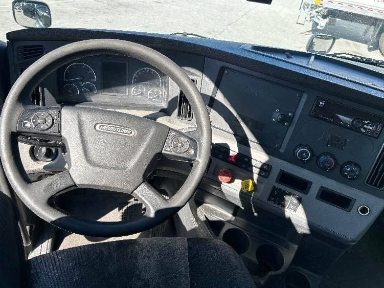 2019 Freightliner Cascadia 126 Day Cab Truck - 450HP, 12 Speed Automatic image 11