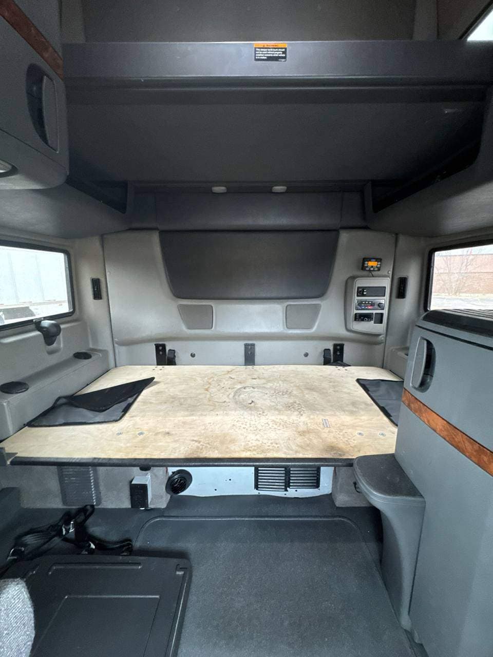 2022 International LT625 image 18