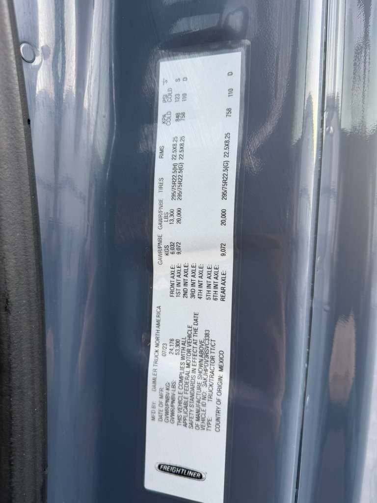 2024 Freightliner Cascadia image 15