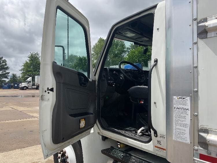 2022 International MV607 Box Truck - 220HP, 6 Speed Automatic, Roll up Door image 16