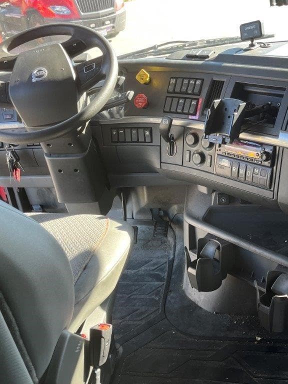 2023 Volvo VNL64T760 image 8