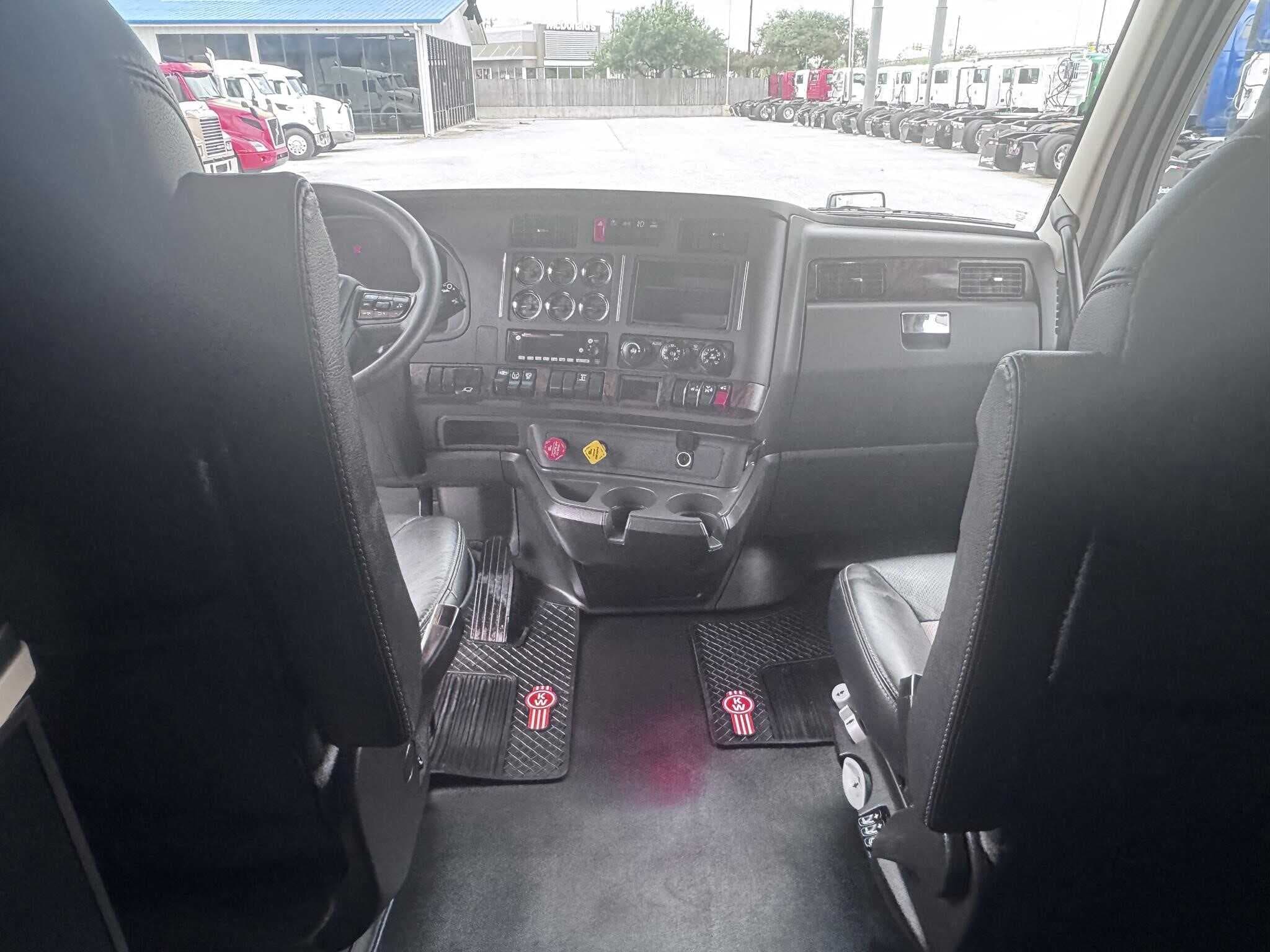 2023 Kenworth T680 image 4