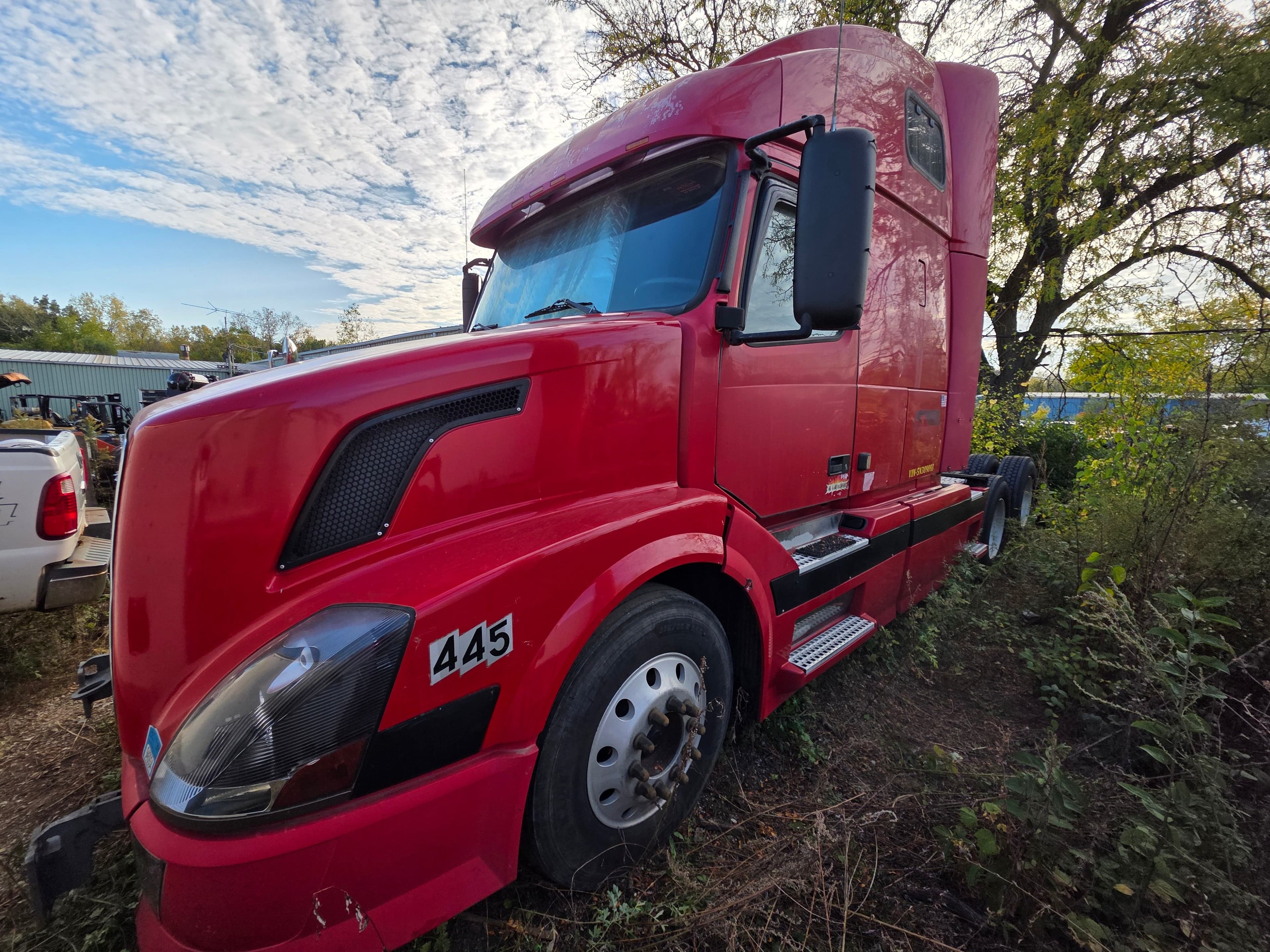 2005 Volvo VNL image 2