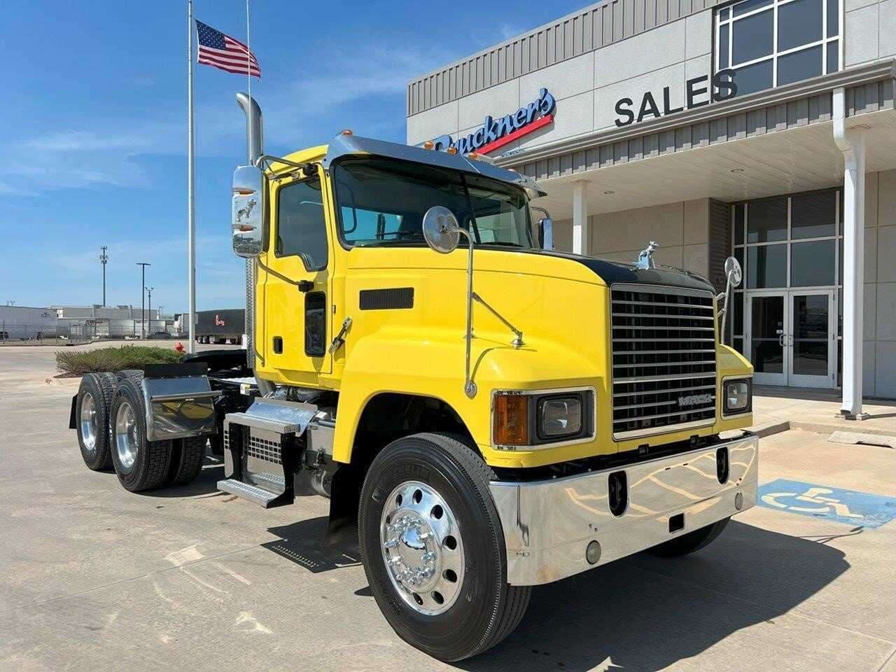 Used 2020 MACK PINNACLE Conventional - Day Cab image 3