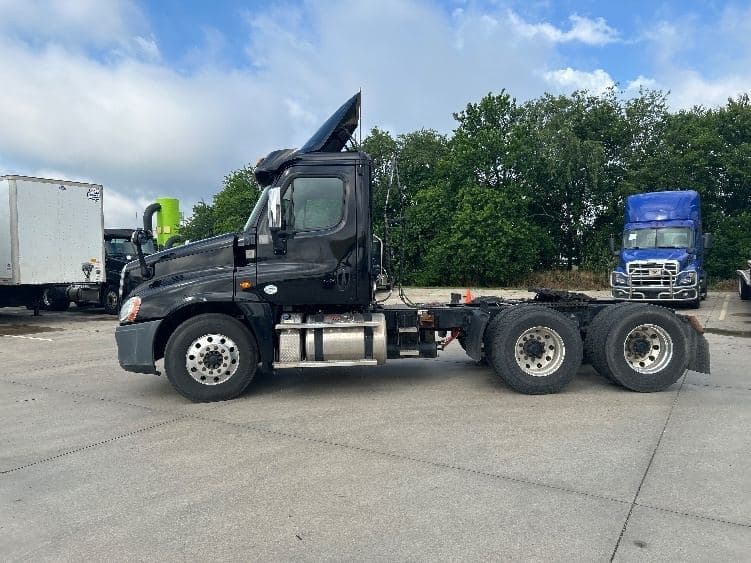 2019 Freightliner Cascadia 12564ST Day Cab | Detroit DD15 455 HP | 6x4 | Air Ride image 4