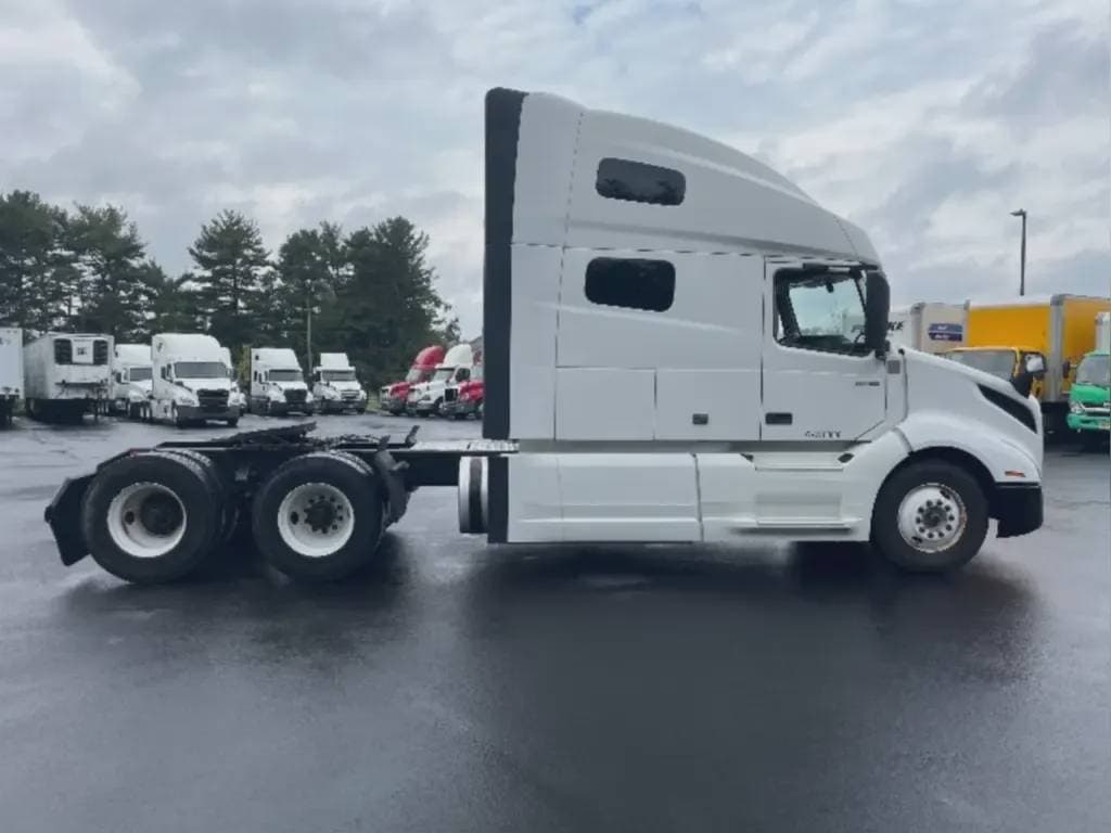 2022 Volvo VNL image 6