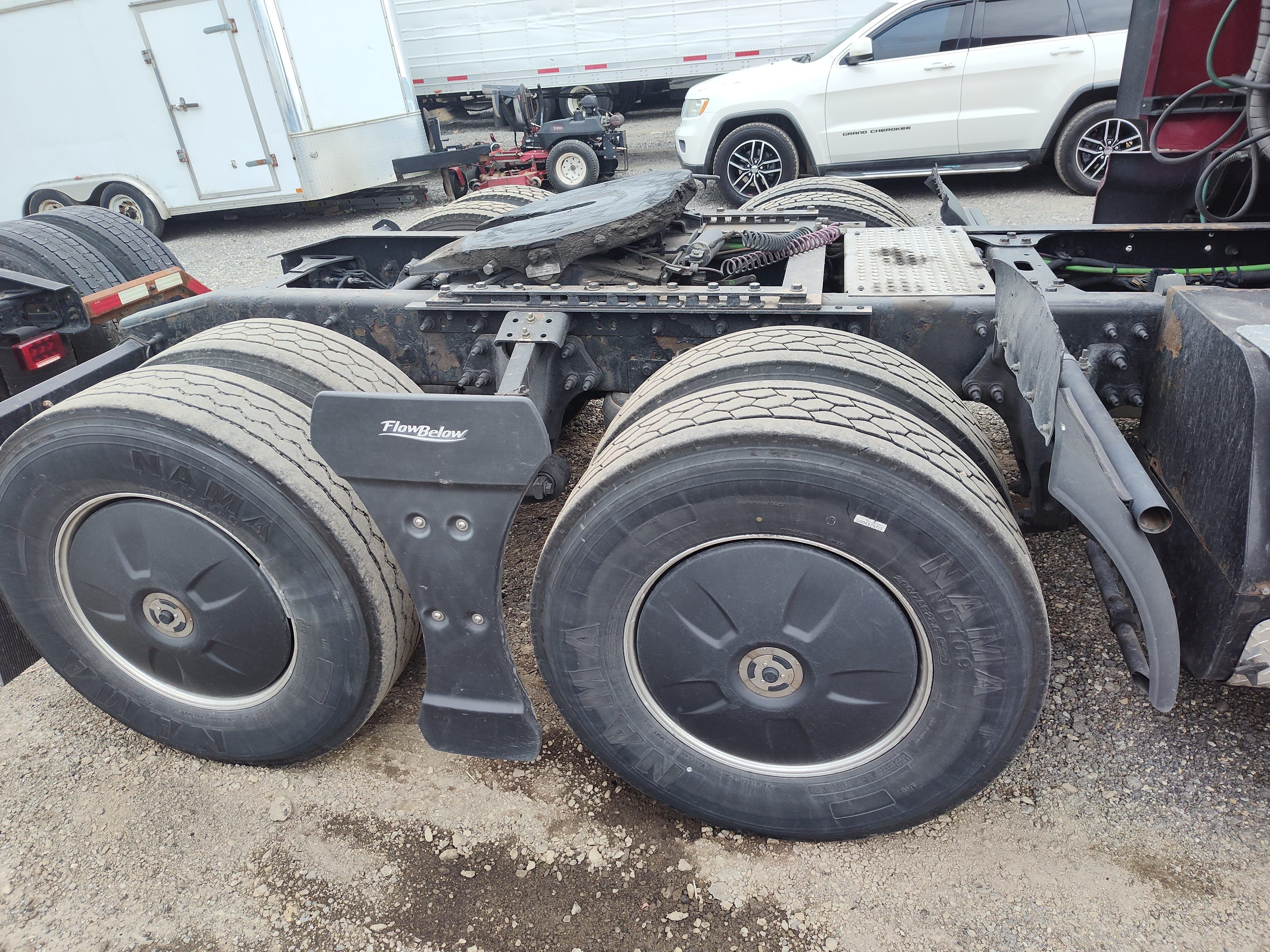 2019 International LT625 image 11