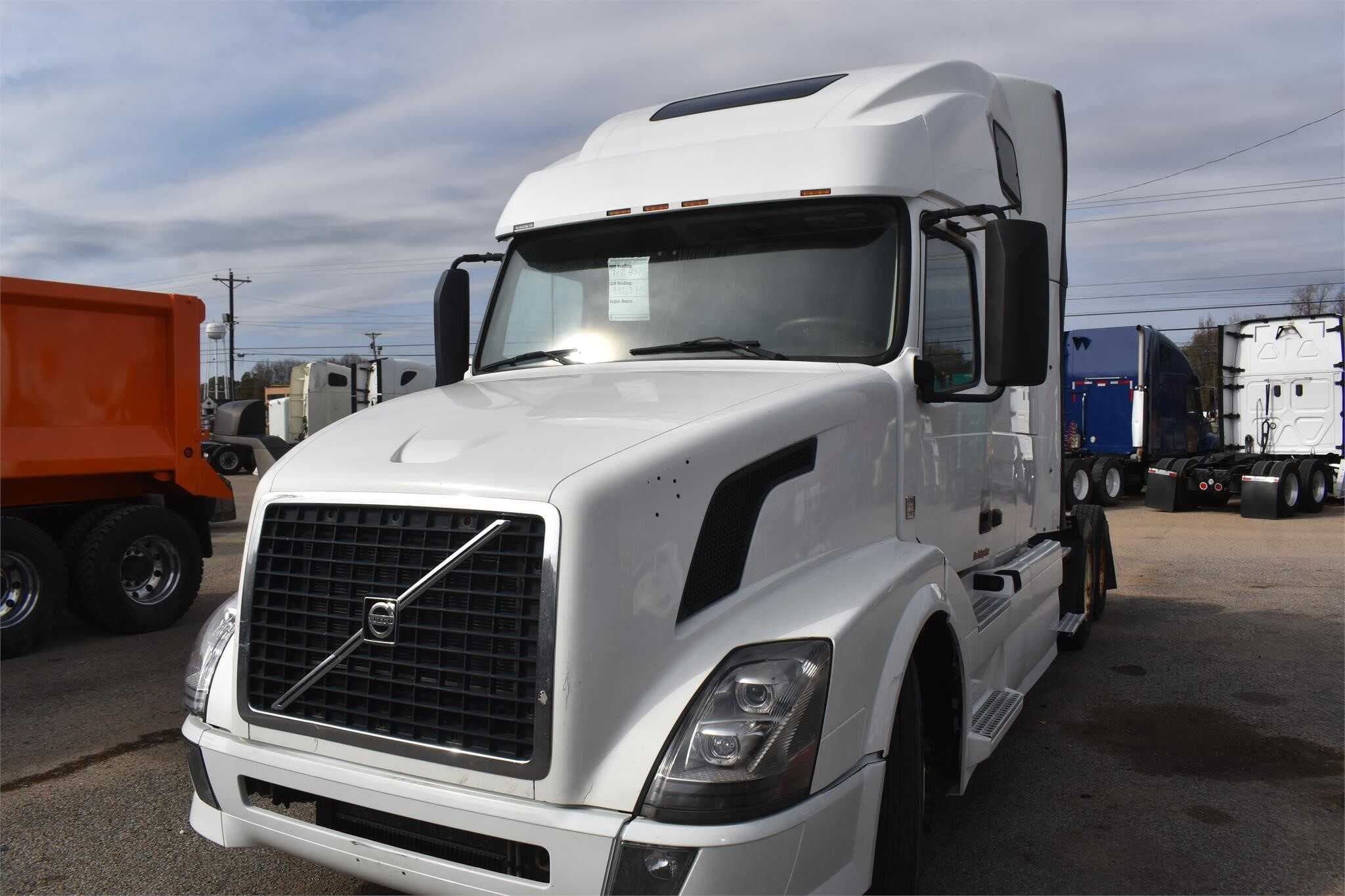 2013 Volvo VNL670 image 2
