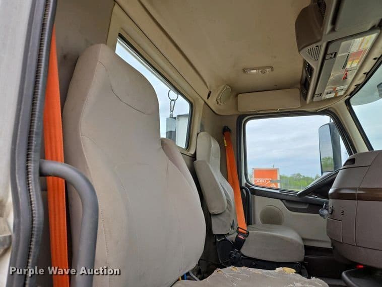 2017 Volvo VNL image 3