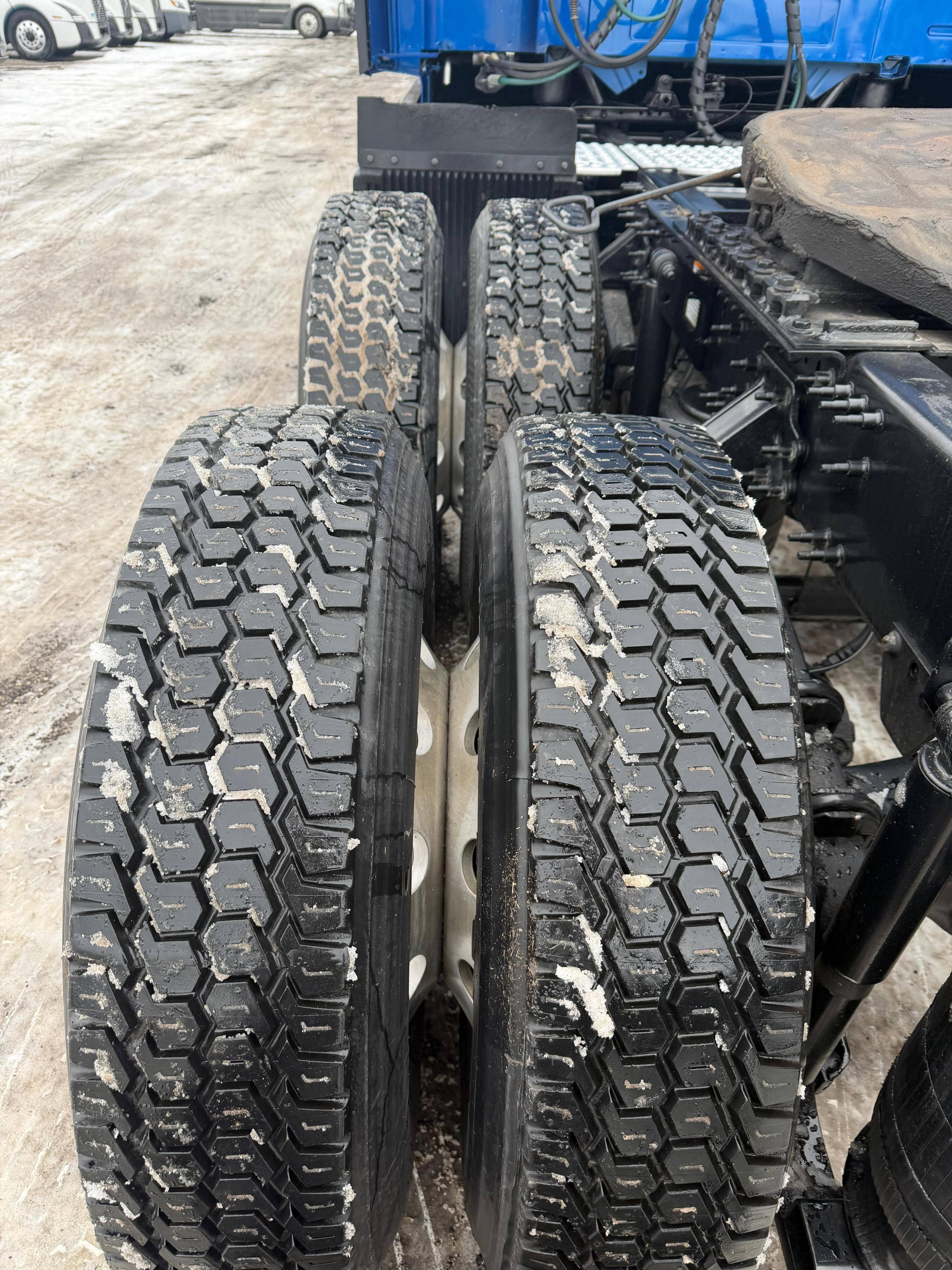 2021 Volvo VNL image 7