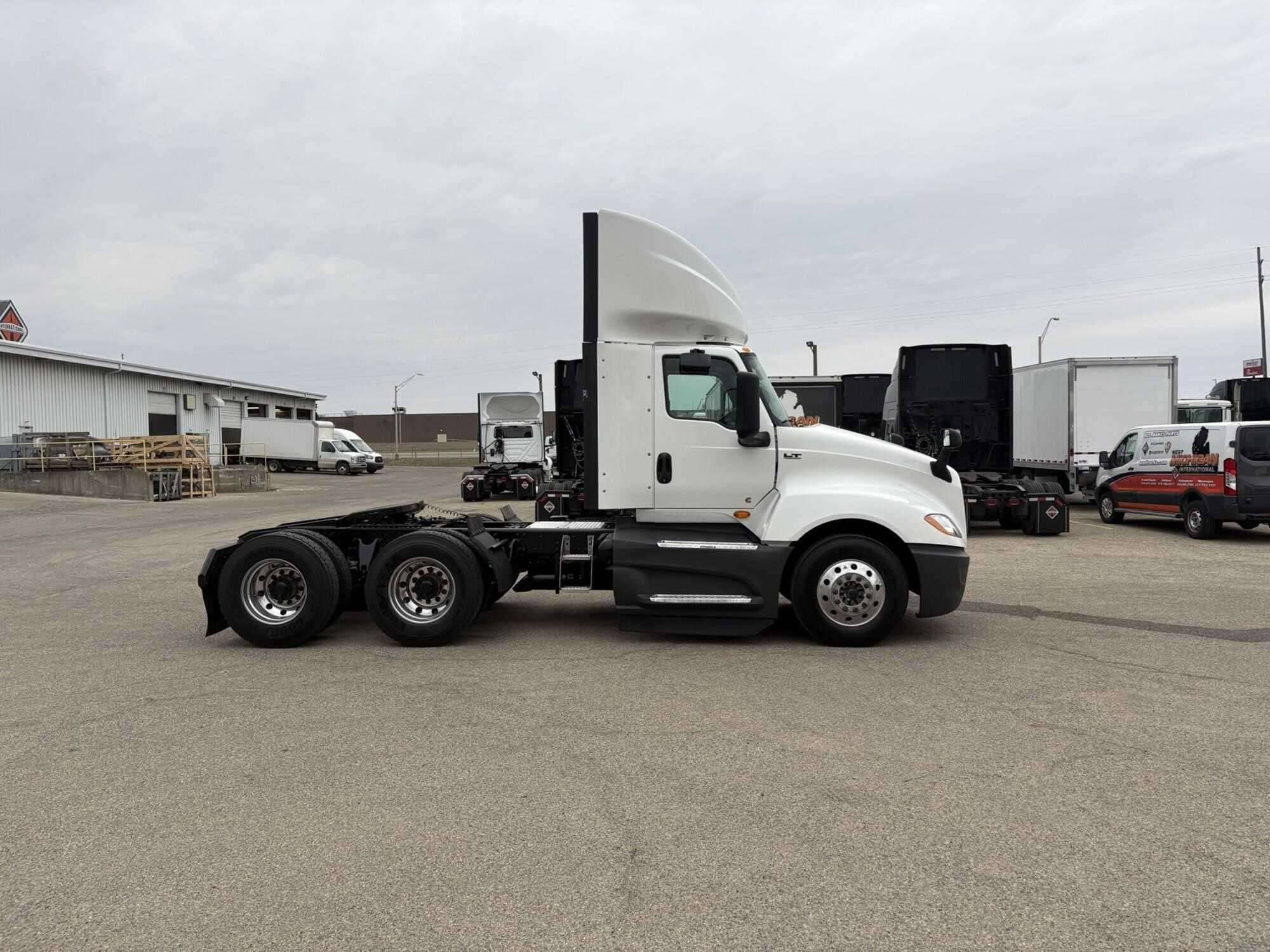 2021 International LT625 image 5