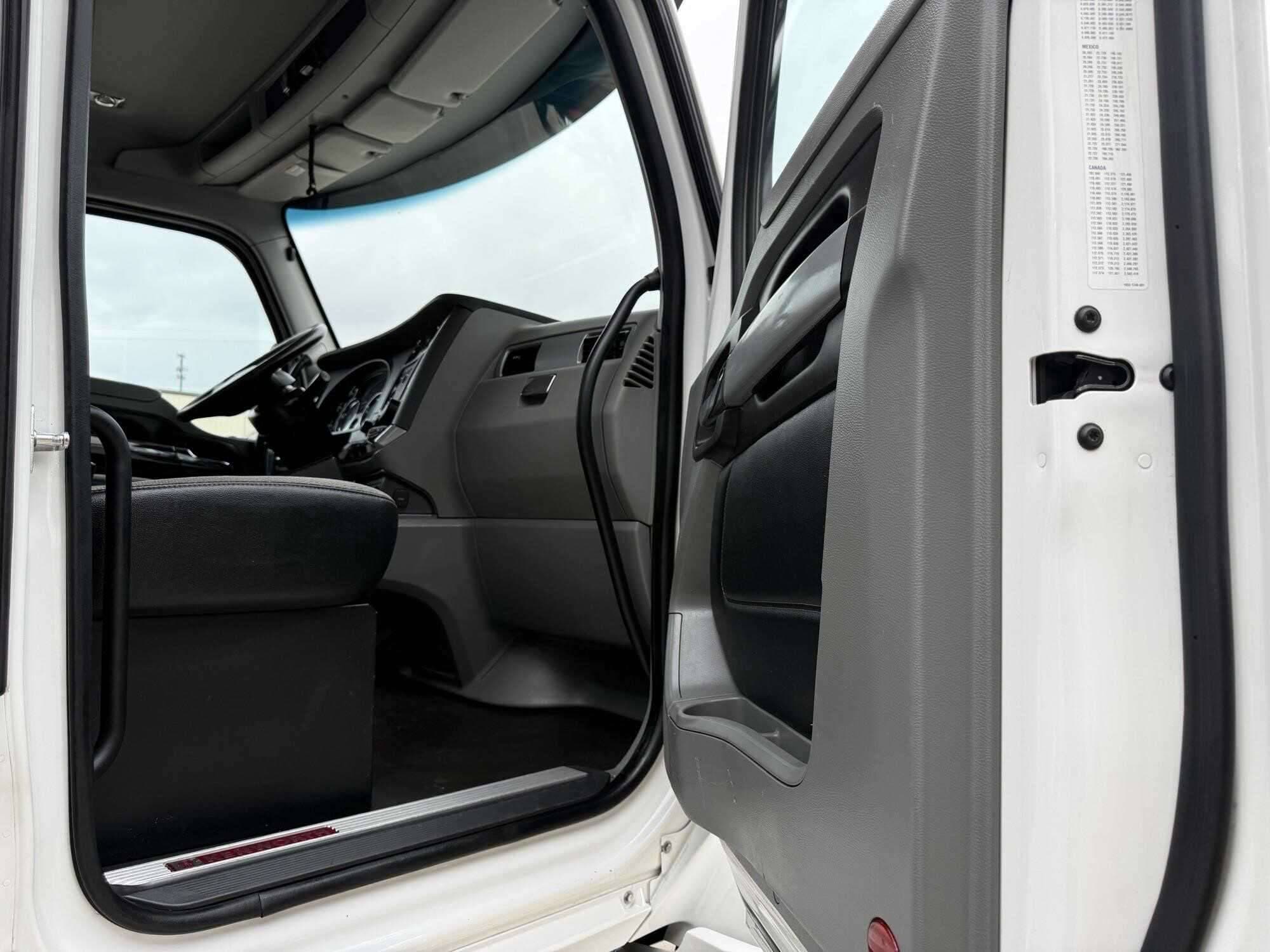 2020 Kenworth T880 image 9