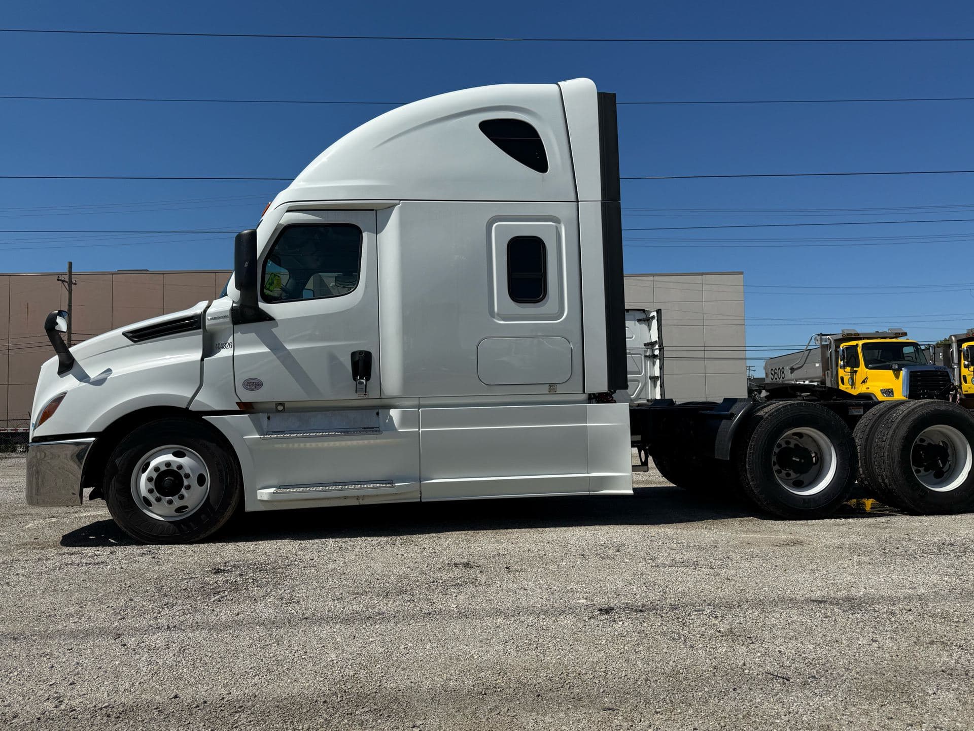 2023 Freightliner - Cummins Engine - 438k - 15k Hours! image 4