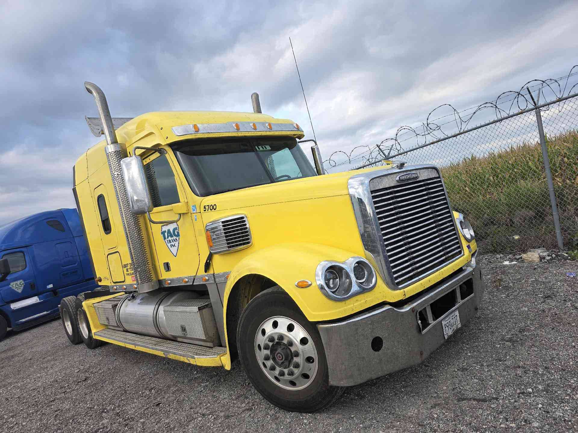 2018 Freightliner Coronado SD122 image 9