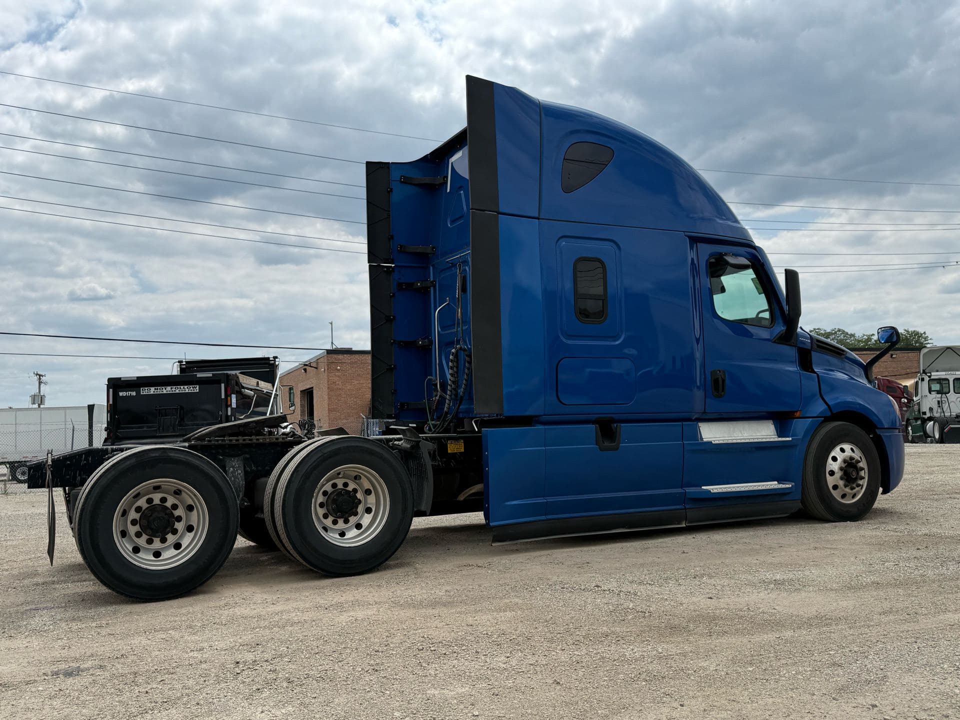 2022 Freightliner - 419k - 18k Hours - 455 HP image 9