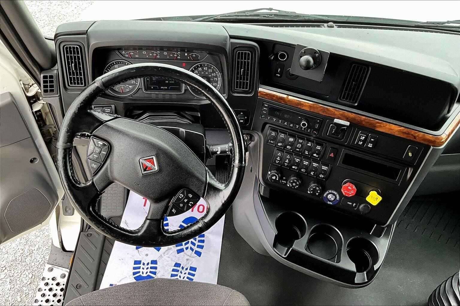 2021 International LT625 image 4