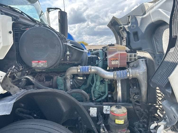 2023 Volvo VNL image 3