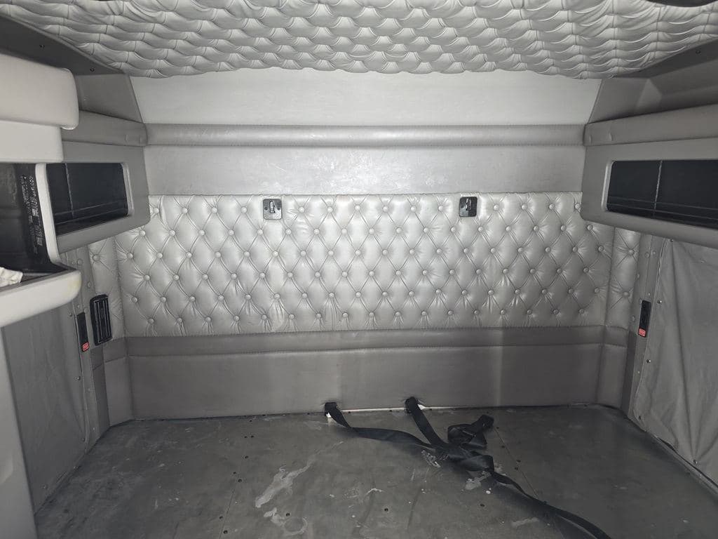 Used 2023 KENWORTH W900L image 17