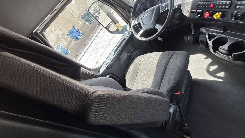 Used 2024 FREIGHTLINER PT126064ST image 19