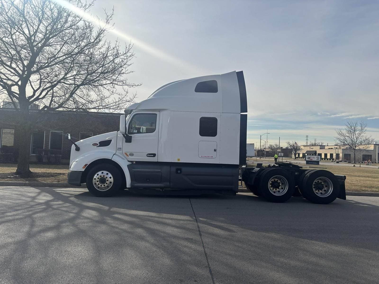 2021 Peterbilt 579 image 2