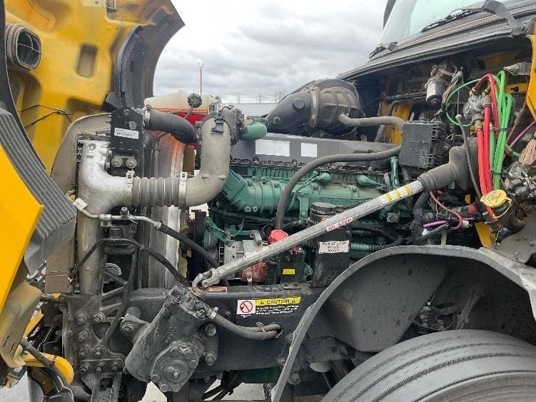 2022 Volvo VNL image 14