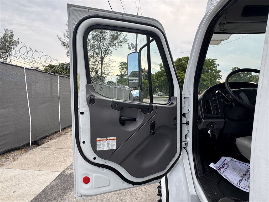 2018 Freightliner M2-106 image 49