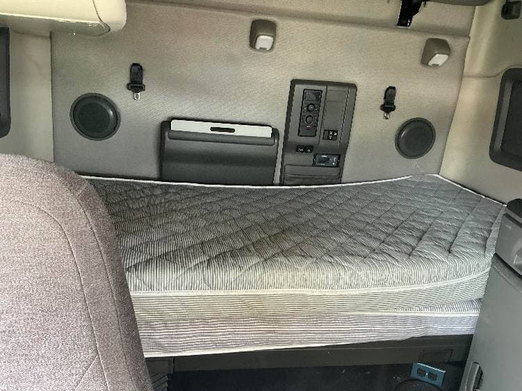 2022 Volvo VNL image 11