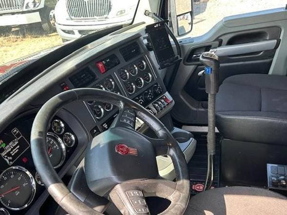 2021 Kenworth T880 image 10