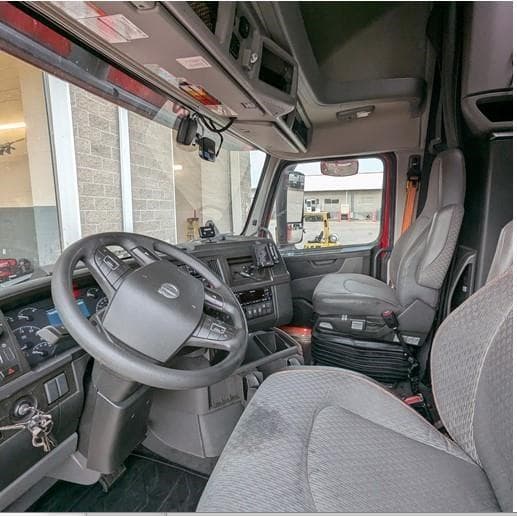 2023 Volvo VNL64T760 image 8
