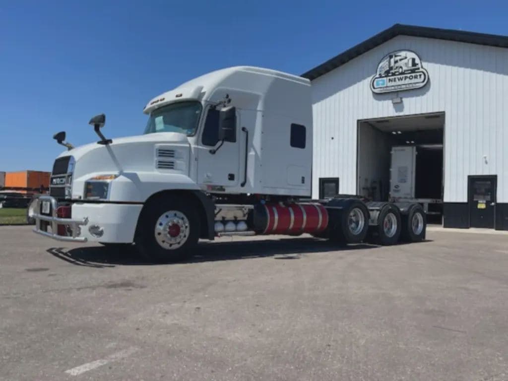 Used 2020 MACK Conventional - Sleeper Truck image 2