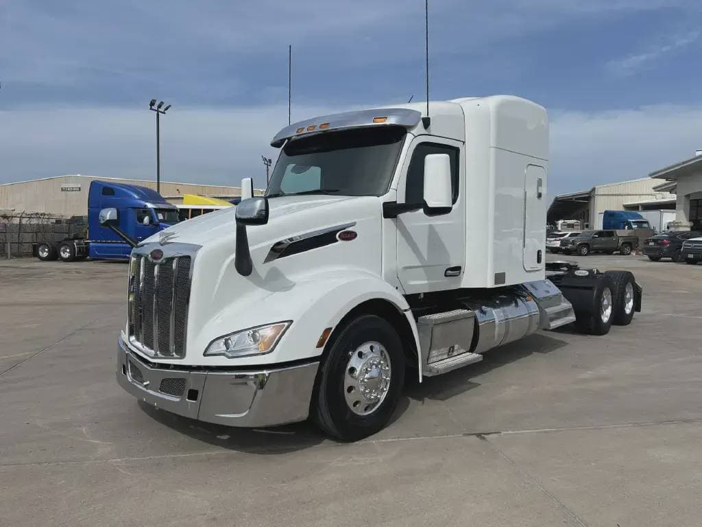 2023 Peterbilt 579 image 1