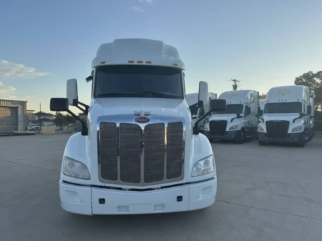 2022 Peterbilt 579 image 2