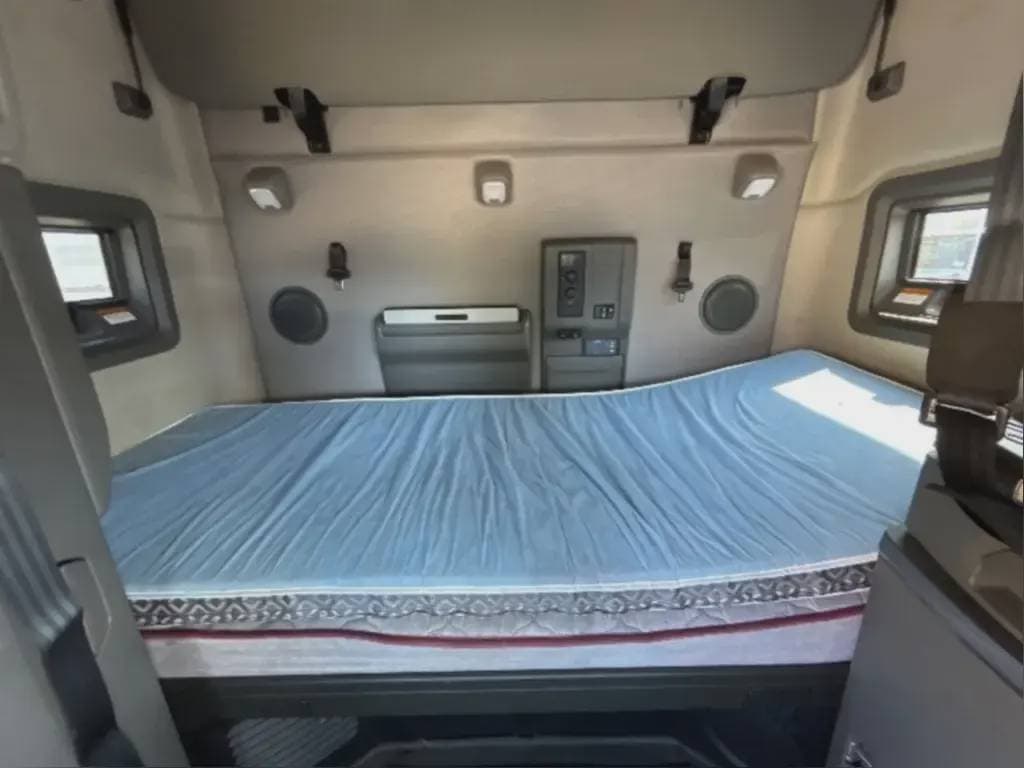 2022 Volvo VNL image 7