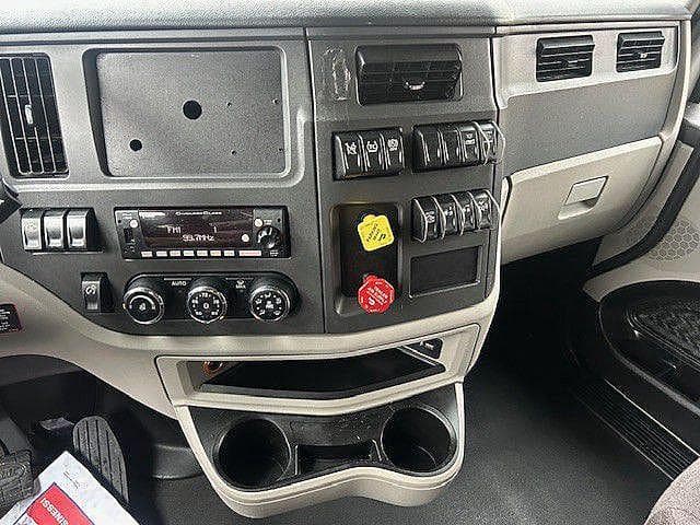 2023 Peterbilt 579 image 8