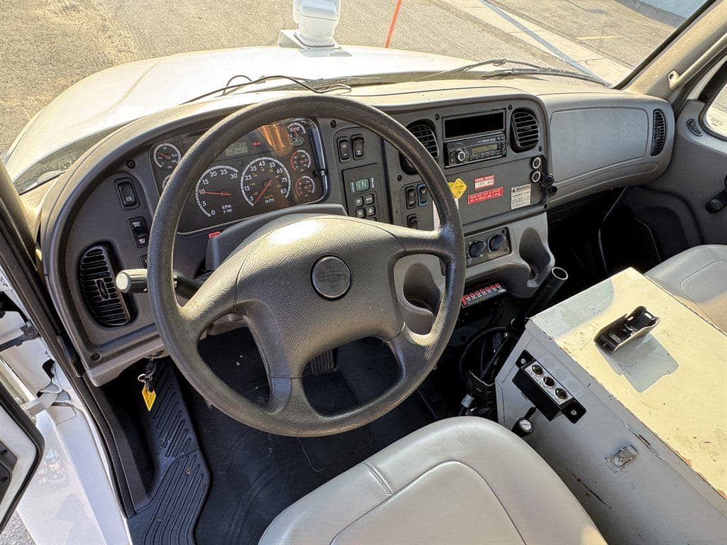 2015 Freightliner M2 106 image 65