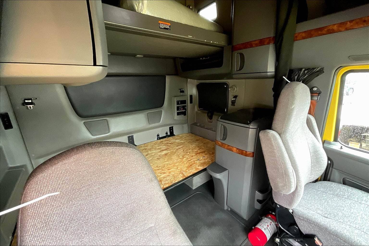 2022 International LT625 Sleeper Semi Truck - 73" Raised Roof Sleeper, A26 400HP, 11 Speed image 10