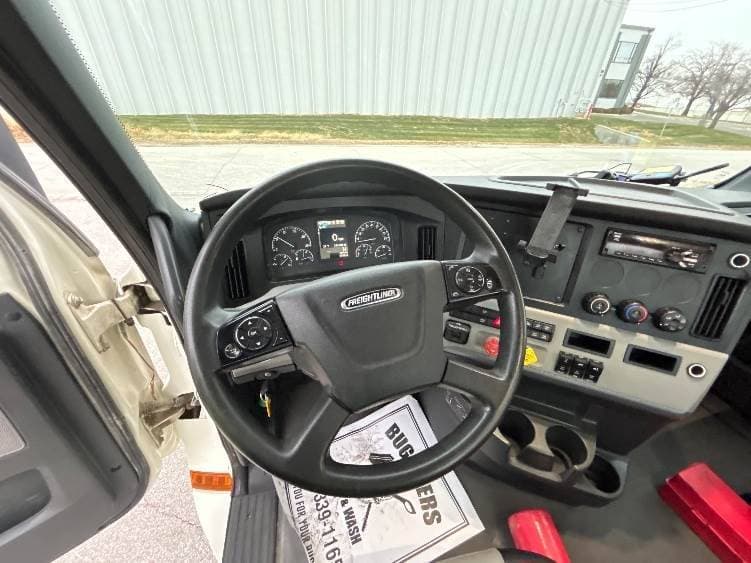 2019 Freightliner Cascadia 126 Day Cab Truck - 450HP, 12 Speed Automatic image 11