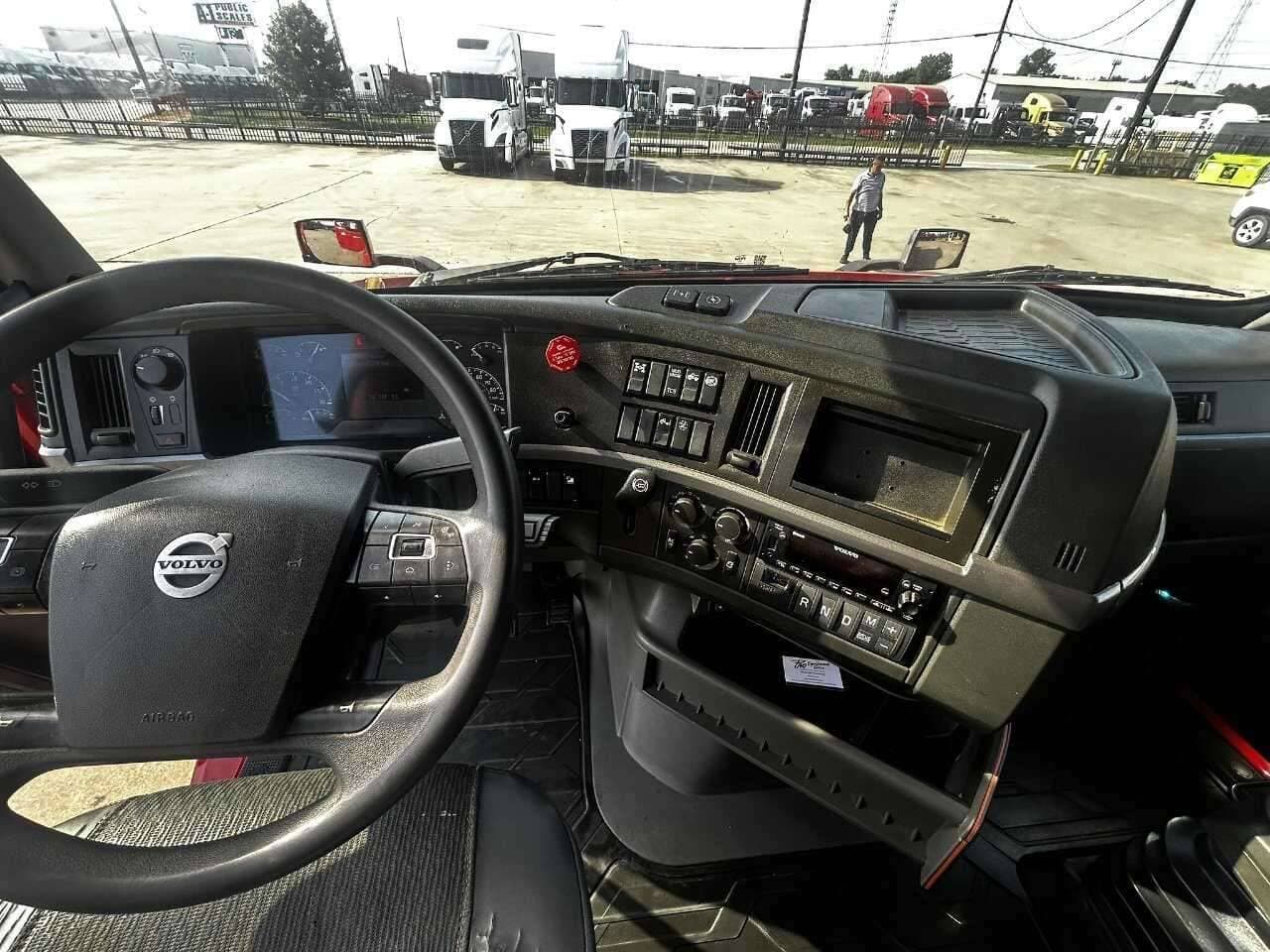 2022 Volvo VNL image 6