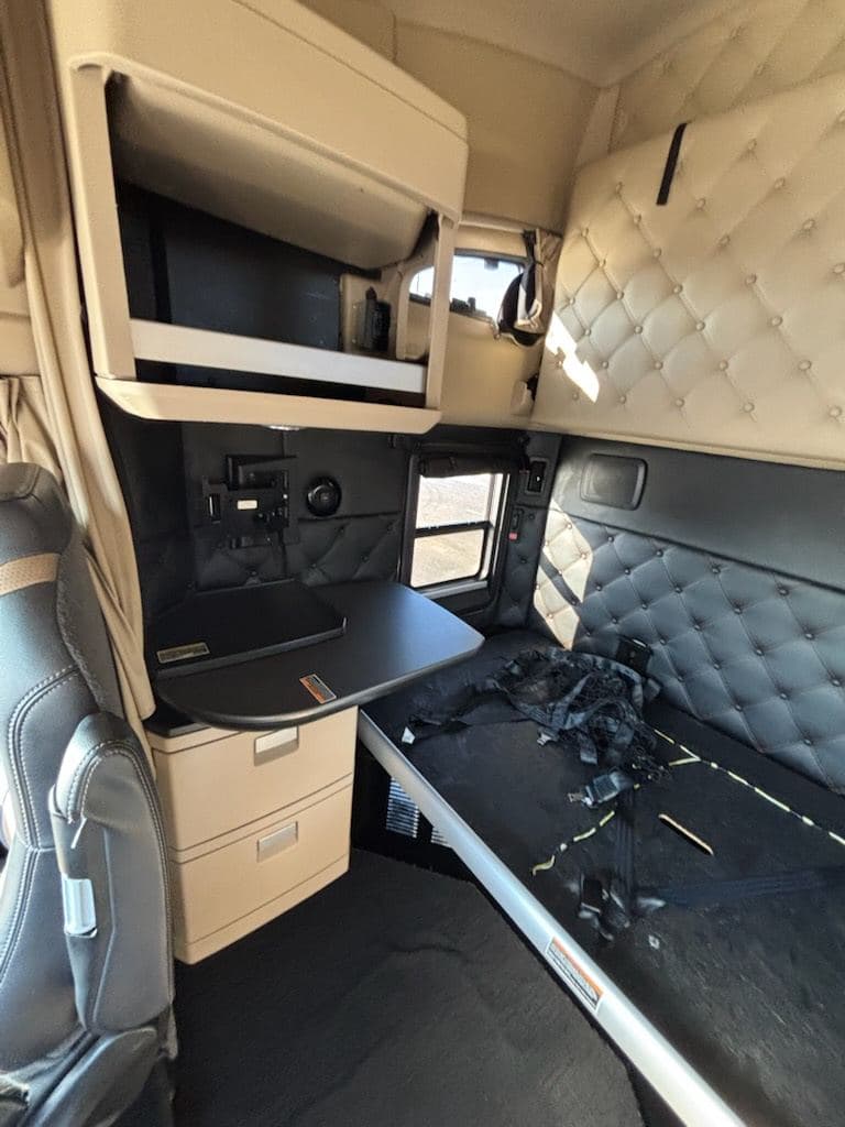 2023 Kenworth T680 image 16