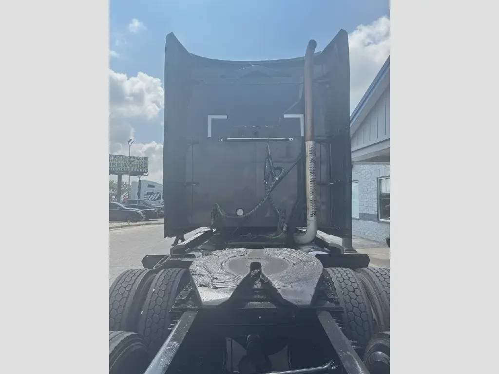 Used 2020 MACK Conventional - Sleeper Truck image 3