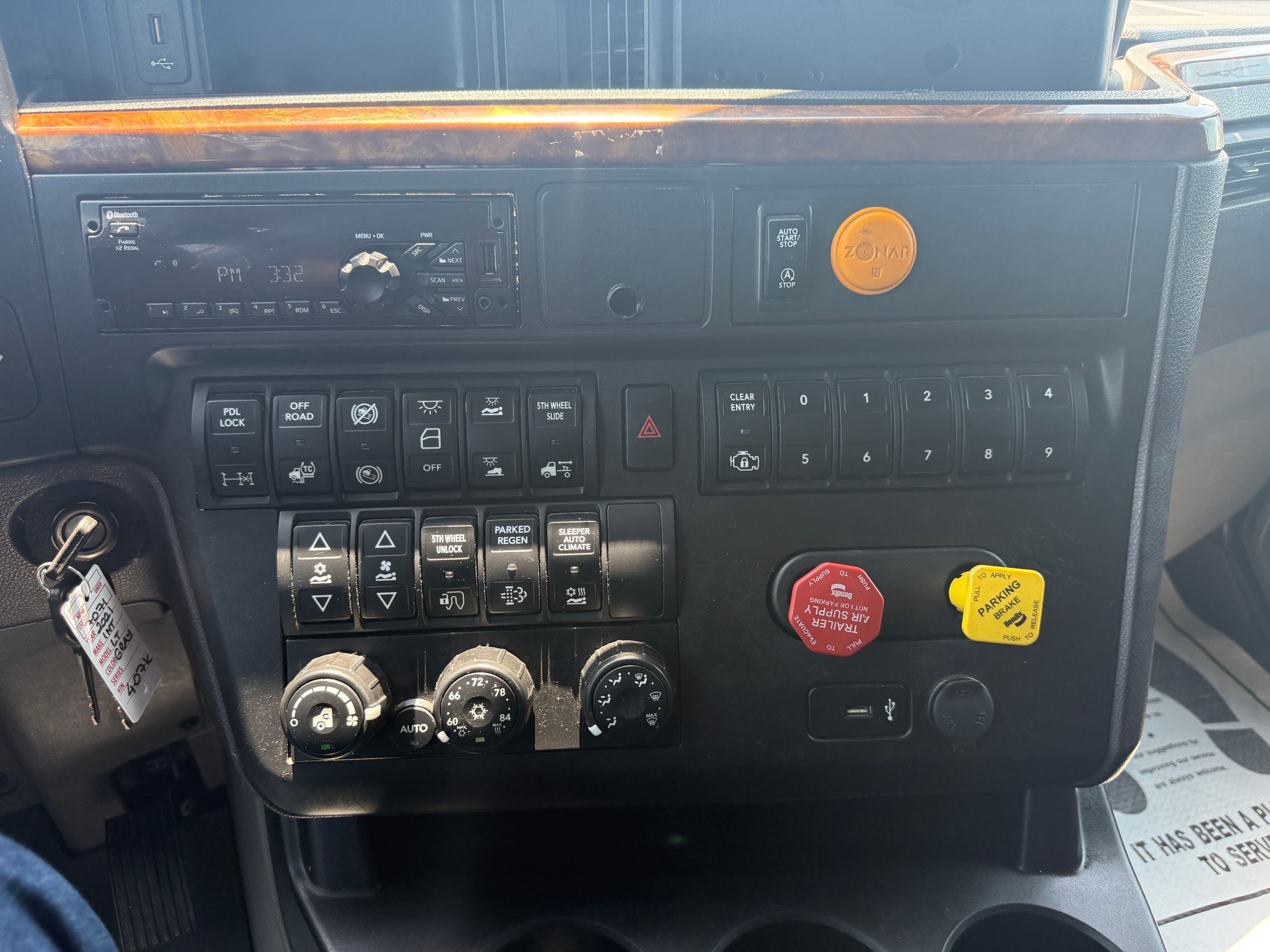 2021 International LT image 19