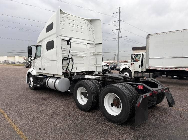 2023 Volvo VNL64760 image 3